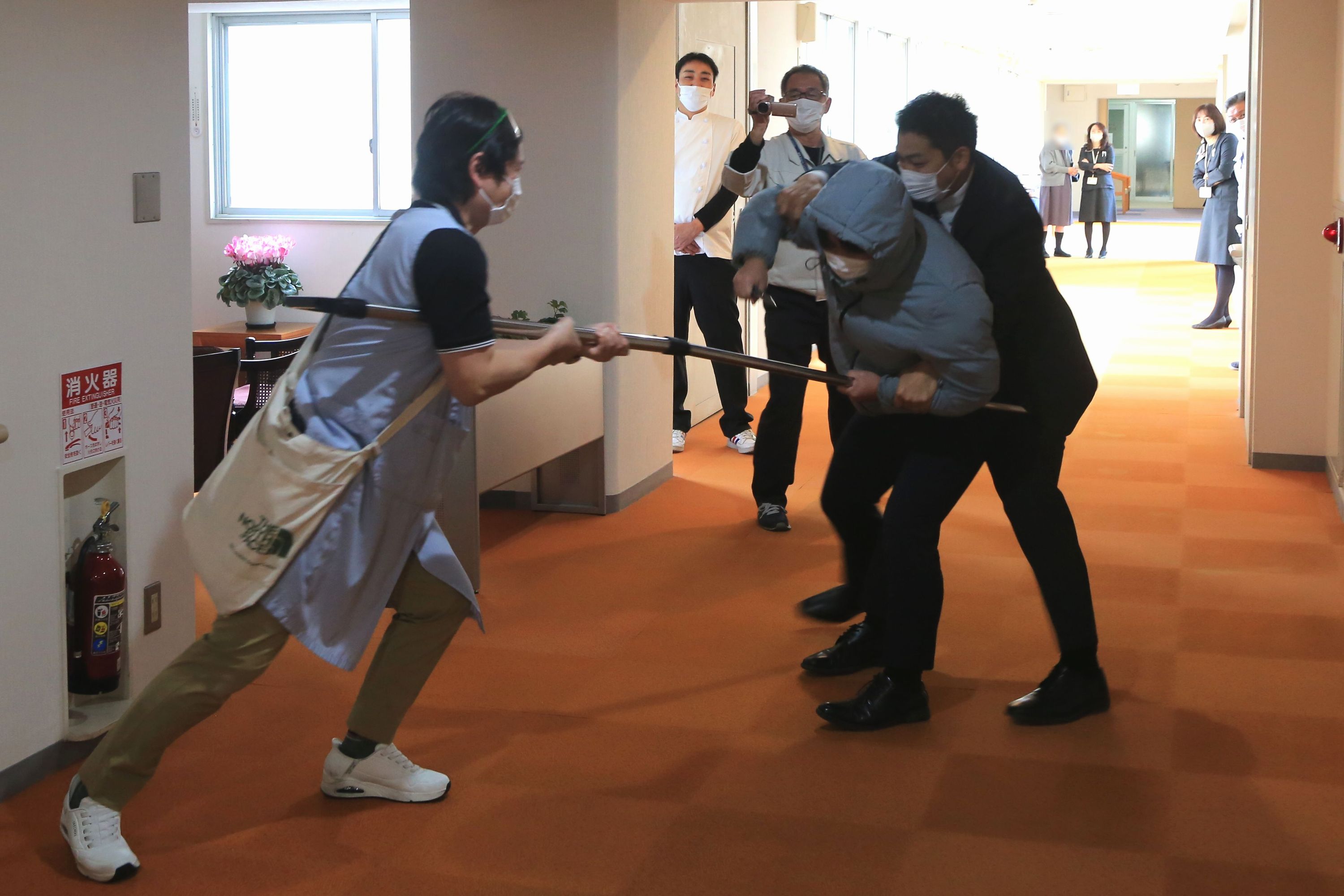 さすまたの使用も実践