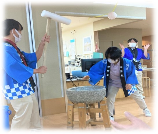 藤沢愛光園では園長と職員が協力して&rdquo;もちつき&rdquo;を行いました♪