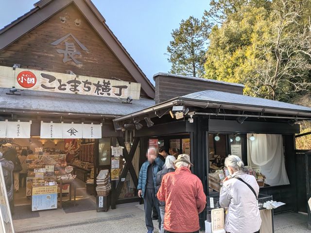 神社の横の憩いの場「ことまち横丁」で買い物やスイーツが楽しめます