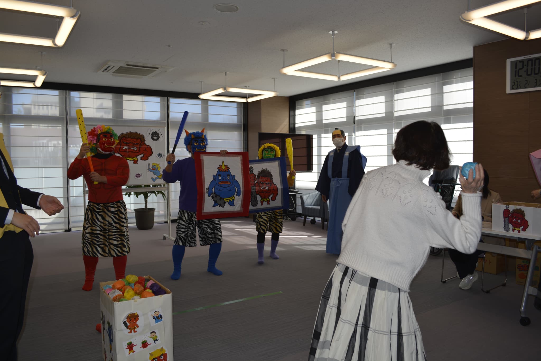 鬼は入居者からのボールを待ちかまえています