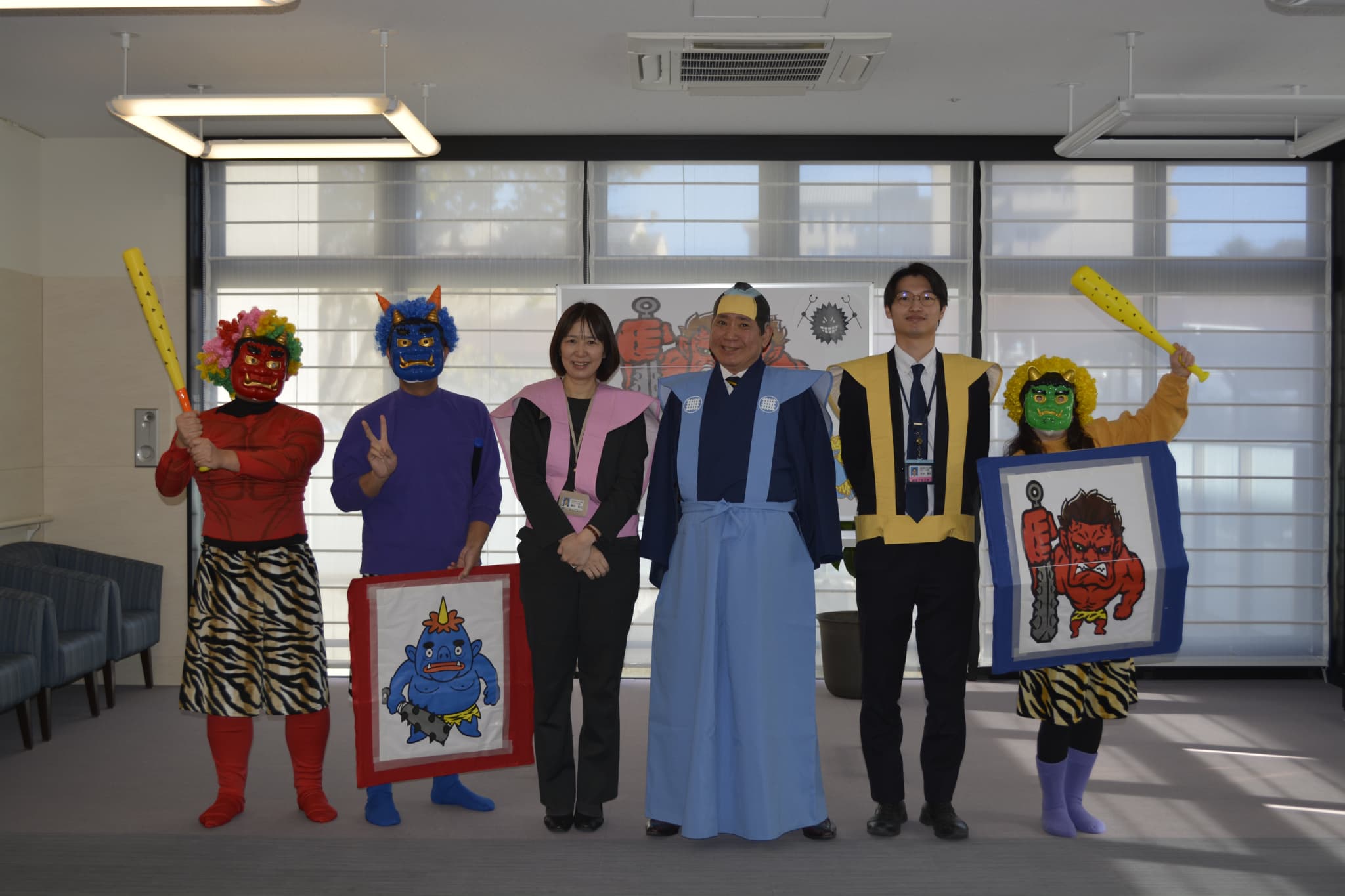 お奉行様（園長）と一緒に。今年の俳優陣です