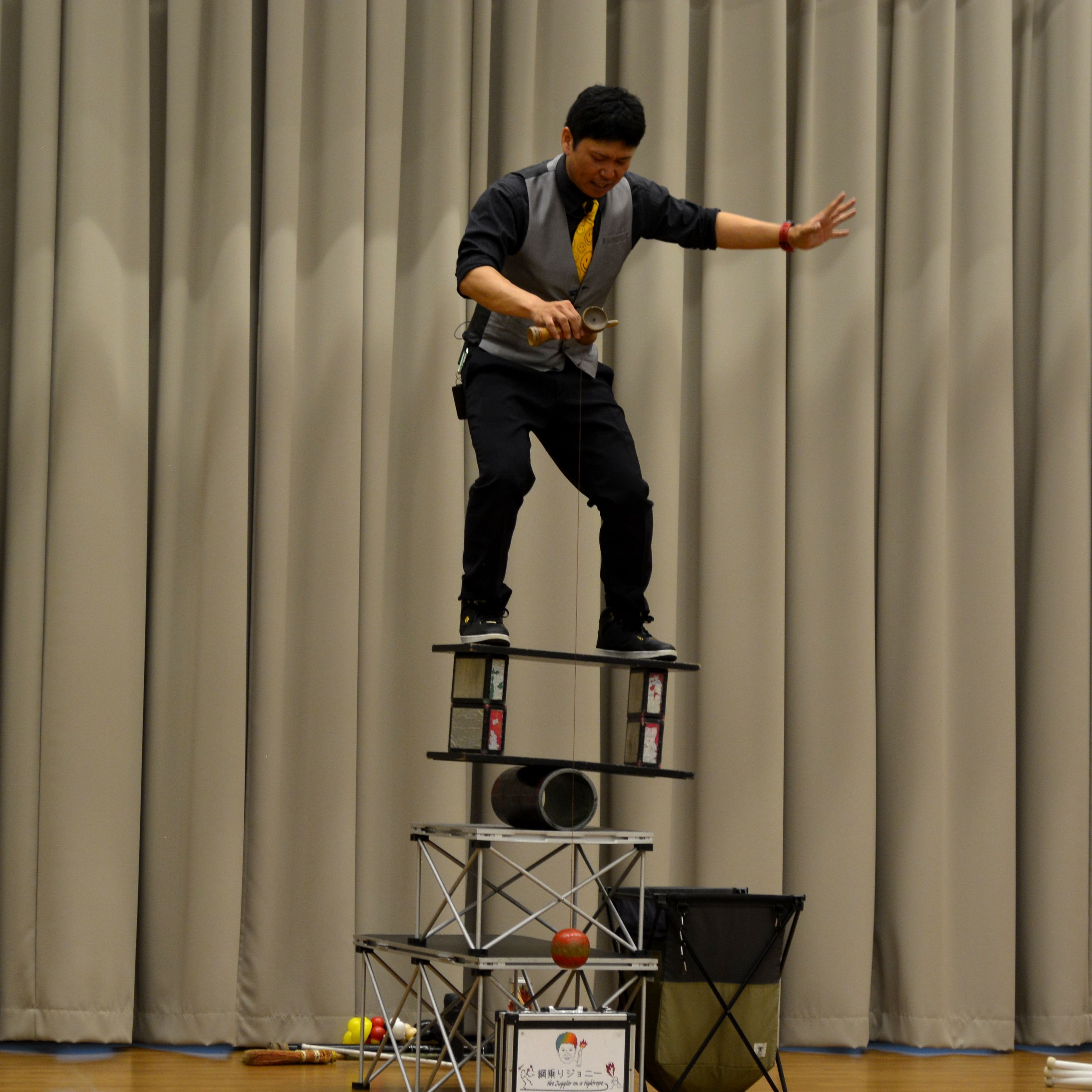 ローラーボーラーに乗りながらけん玉に挑戦&hellip;