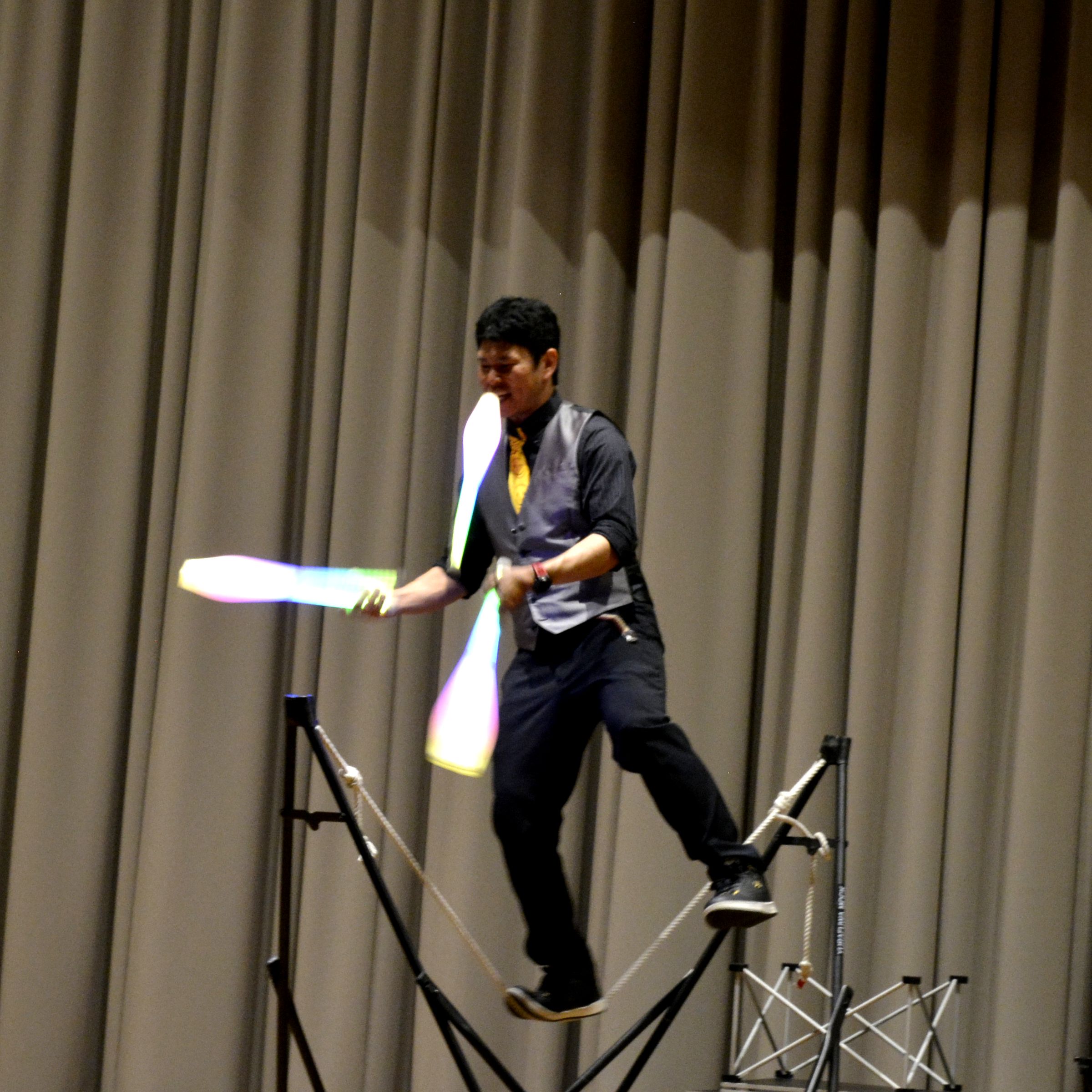 綱に乗りながらジャグリング！圧巻のパフォーマンス