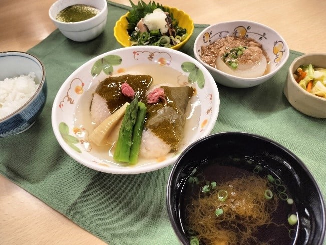 鯛の道明寺蒸し、鰆のたたき、新玉ねぎのそぼろ餡、抹茶ティラミスなど