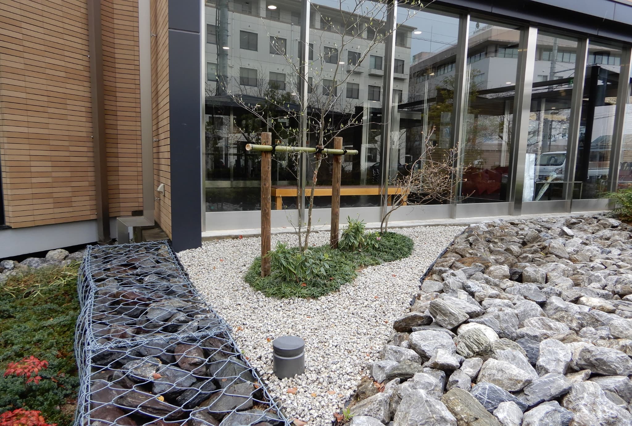 白川砂利を敷き詰め美しく