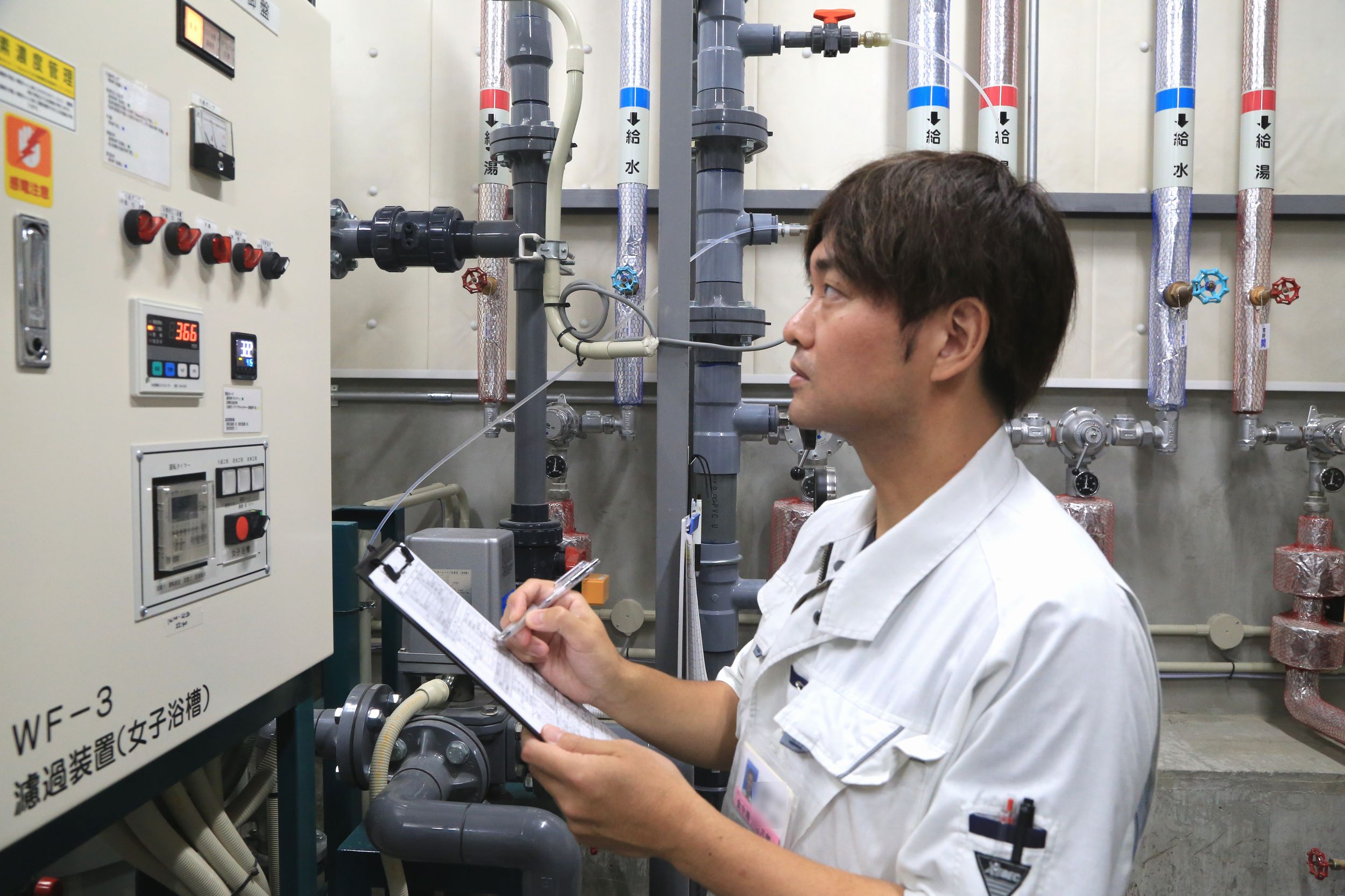日々の点検は重要な仕事、手は抜きません