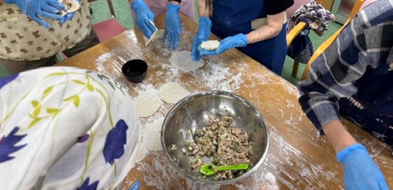 皮から手作り、手際が良いこと！