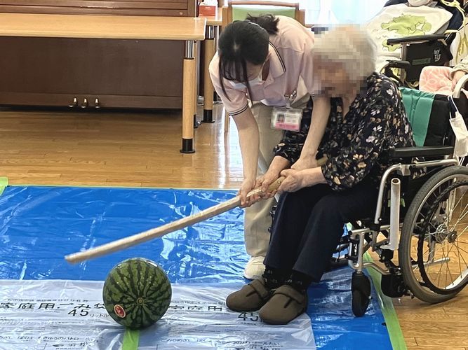 夏のレクリエーション！みんなでスイカ割り