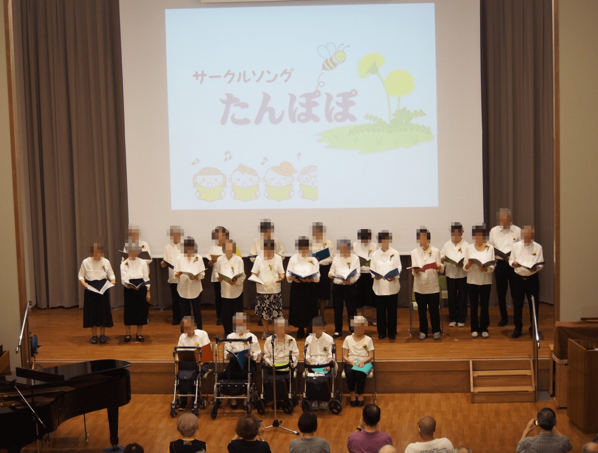 発表会ではおそろいのブローチをつけて歌を披露