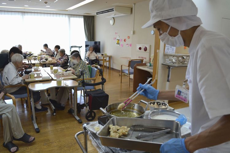 介護棟のご入居者のまえで揚げて提供するアツアツ天婦羅は大人気！
