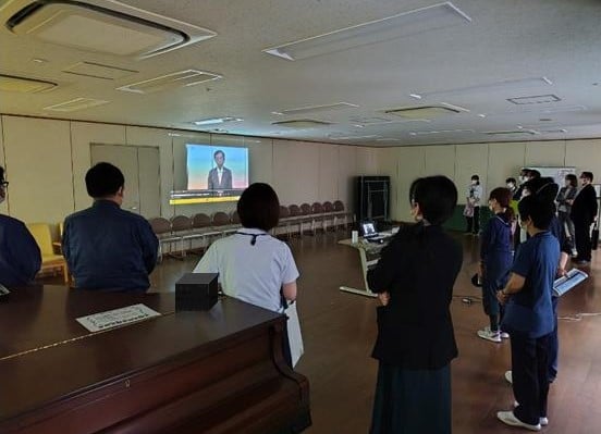 全体朝礼の出席者全員で聖隷福祉事業団青木善治理事長からのビデオメッセージ(祝辞)を視聴しました。