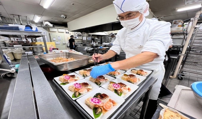 夏の滋養強壮に良いウナギの蒲焼を使用した前菜盛り合わせです。より美味しく召し上がっていただけるよう、季節感のある彩で盛り付けていきます。