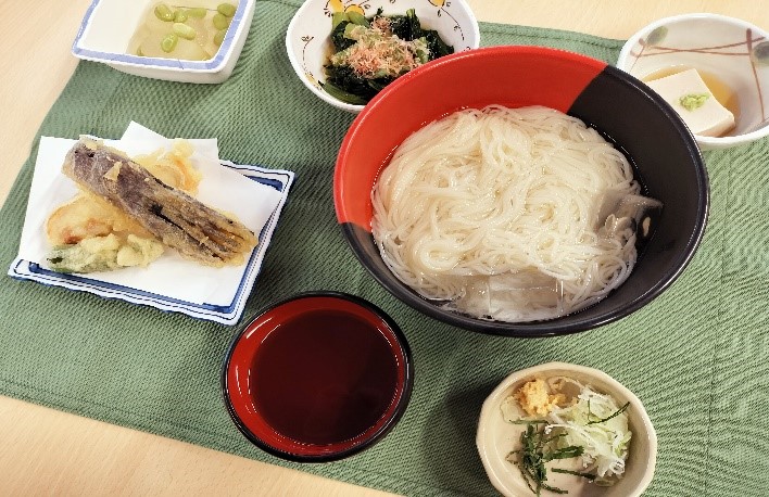 四日市市は大矢知よりご当地金魚印の素麺を仕入れ、提供しました。あまり外出する機会のないご入居もおられるので、日本各地の地域色と季節感を出したメニューは好評をいただいています。