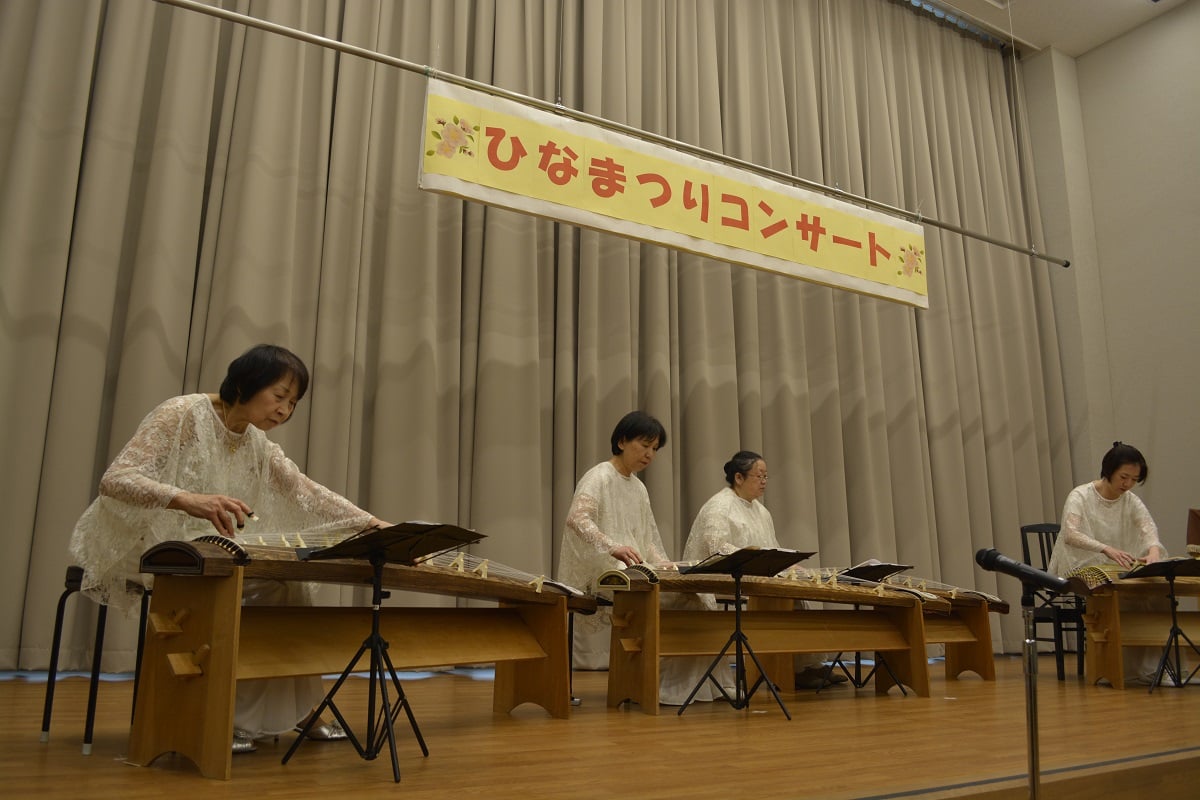 箏の演奏。演者の中に、当園のご入居者もいます