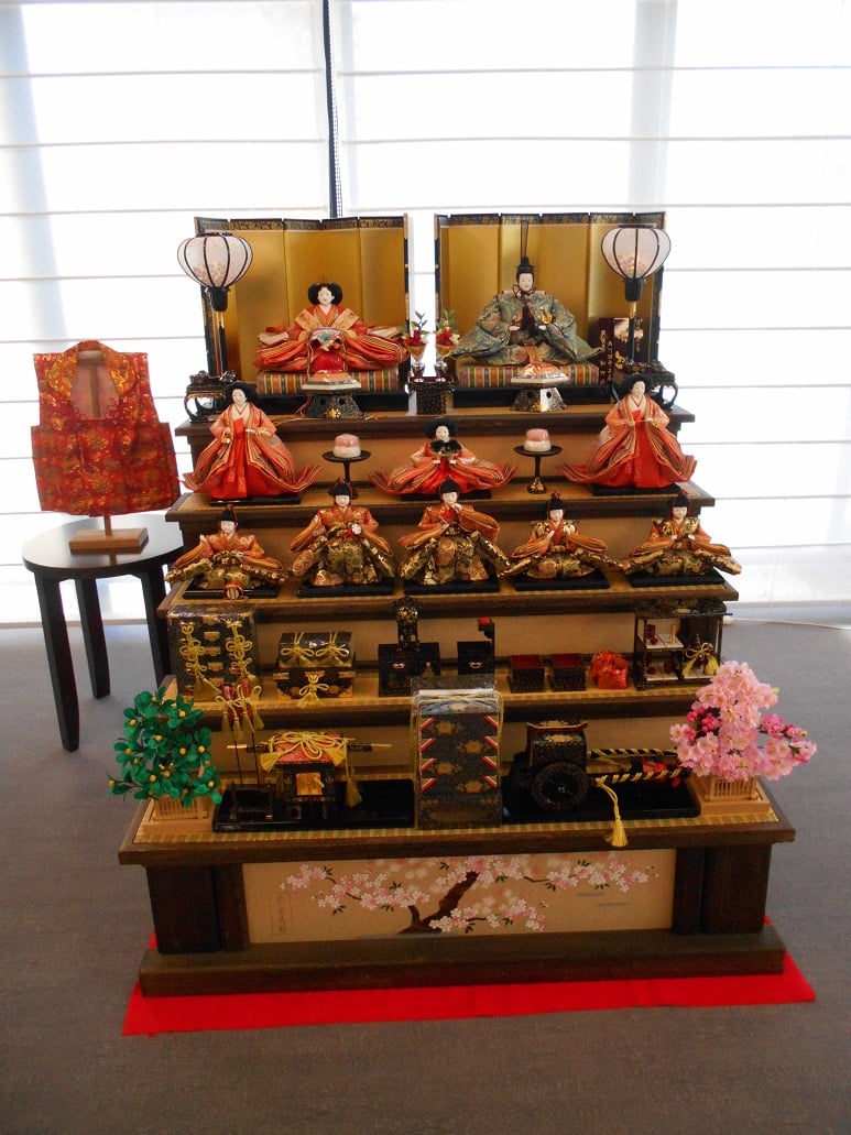 京雛の雛飾り。京雛はお殿様が向かって右、お姫様が向かって左に着座しています
