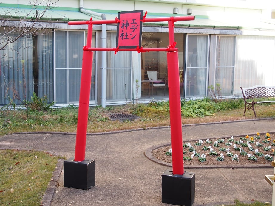 職員が手作りした鳥居