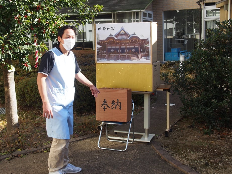 職員が手作りした賽銭箱