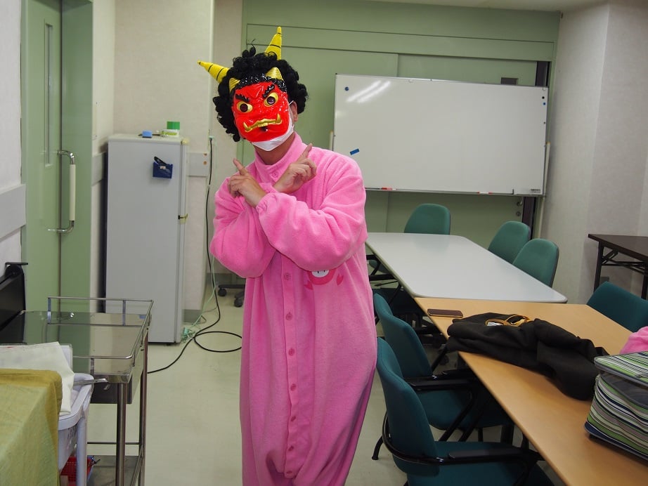鬼に扮した職員