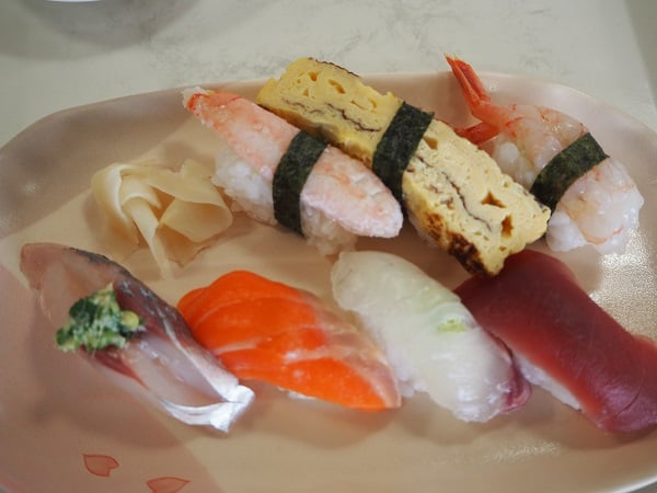 今回のネタ【マグロ、鯛、サーモン、鯵、甘海老、玉子焼き、カニ】