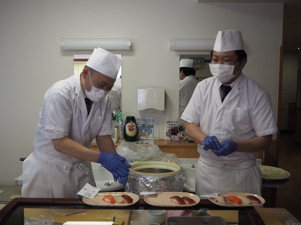 ご入居者の「美味しい！！」のため息に、職人も笑顔満開でした。