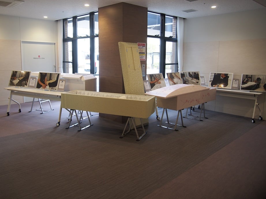 棺や納棺の様子・供養用品の展示
