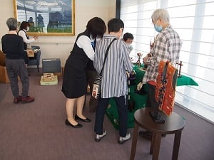 ご入居者と職員が一緒に飾りつけ