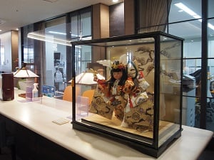 フロントカウンターのケース飾り