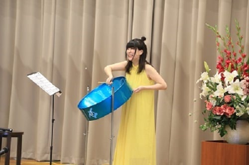 スチールパンの説明をしている齊藤さん