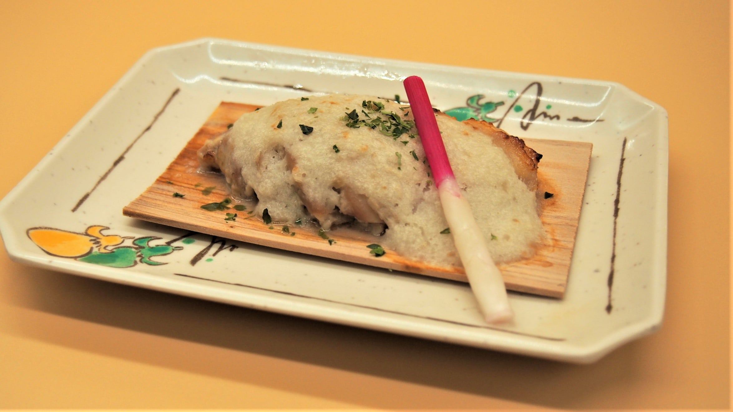 鶏肉のとろろのせ杉板焼き
