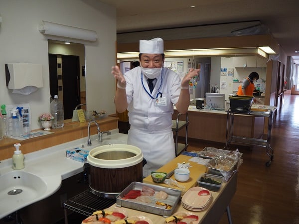 威勢のいい声で大将（食事サービス課職員）がお出迎え。