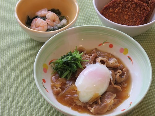 B食：牛皿（温玉のせ）・味噌汁（白菜・なめこ）