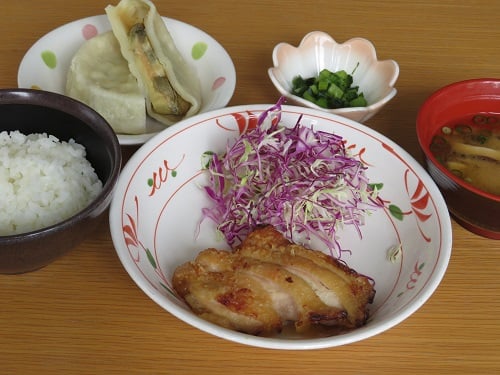 B：鶏肉の山賊焼き
　   味噌汁（じゃが芋・椎茸）・ごはん