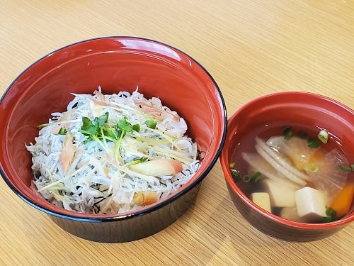 ■湘南釜揚げしらす丼
■鎌倉発祥　けんちん汁
■崎陽軒の焼売
■三浦野菜の浅漬け
