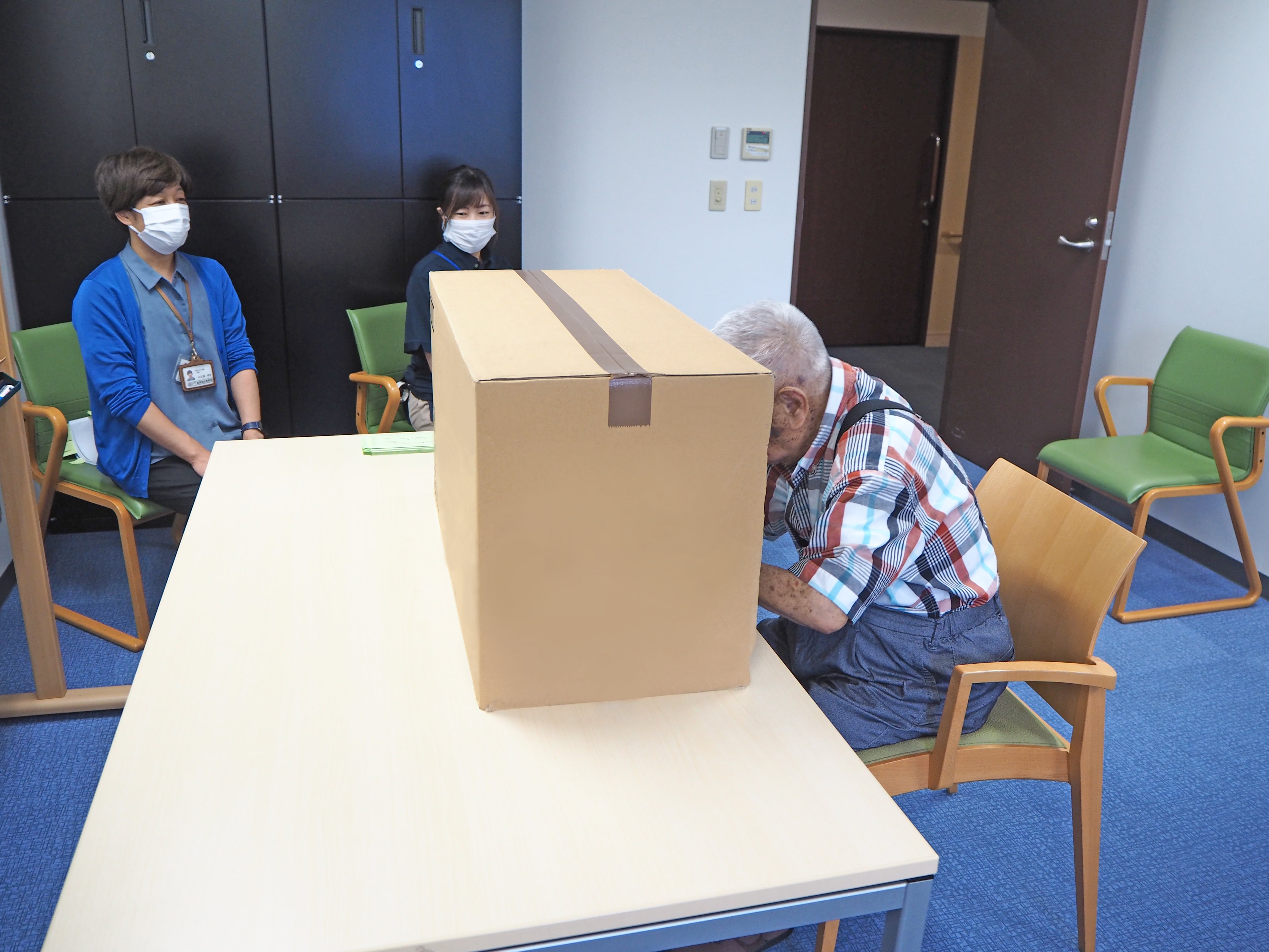 園内に設置した不在者投票所の様子です。