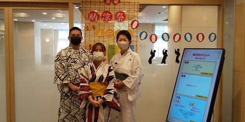 職員も浴衣でお出迎え
