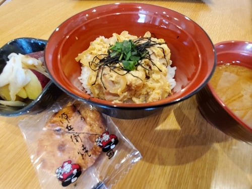 親子丼・味噌汁（キャベツ、しめじ）

