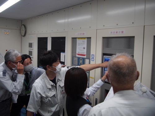 守衛も一緒に防災盤の確認
