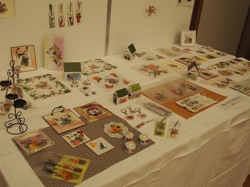 押し花クラブの皆さんの作品