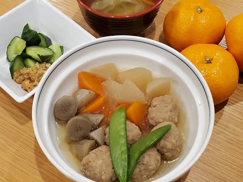 12月8日（水）昼食　～和歌山県～

A食：根菜と肉団子の煮物・ごはん
B食：和歌山しらす丼
【共通】
◆高野豆腐の卵とじ
◆金山寺味噌と胡瓜
◆和歌山みかん
◆乳製品
