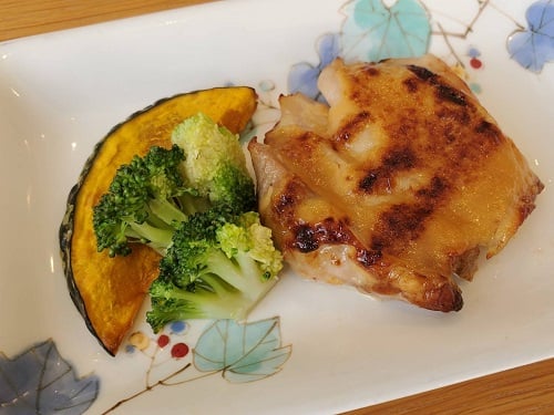 12月9日（木）昼食～香川県～

A食：鶏肉の味噌マヨネーズ焼き・味噌汁（白菜・油揚げ）・ごはん
B食：讃岐うどん
【共通】
◆切り昆布の煮もの
◆愛媛みかん
◆乳製品

