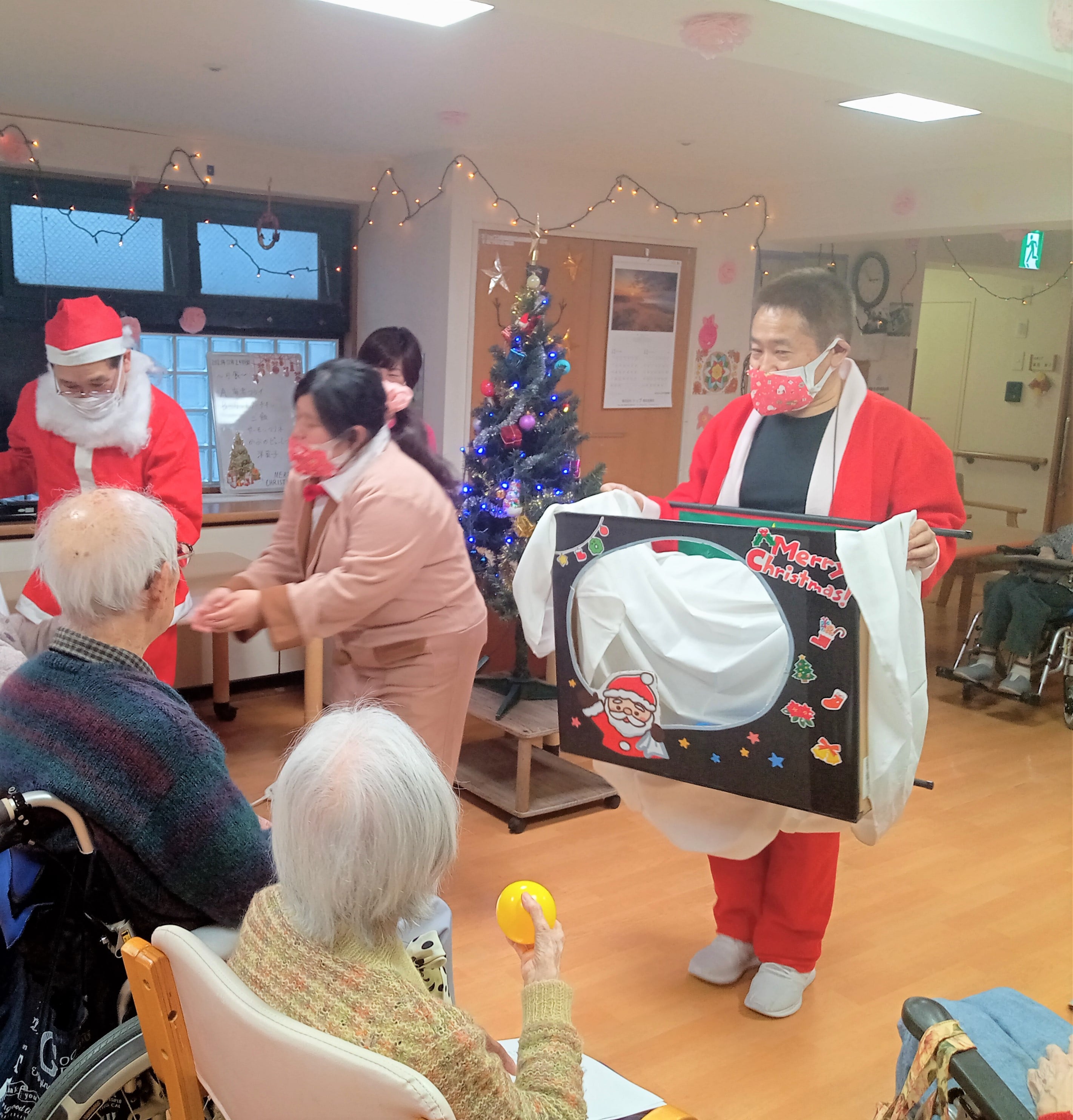 サンタクロースがプレゼントを持ってやってきた！