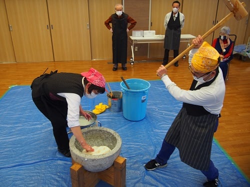 つき手はご入居者、返し手は職員の息の合ったコンビ♪