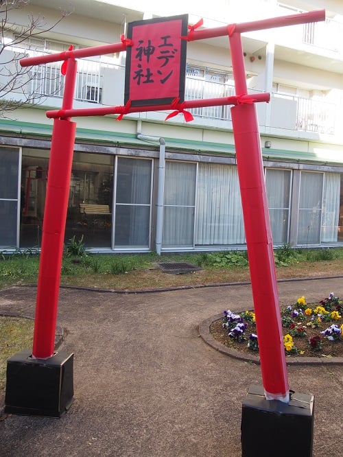 職員手作りの鳥居も本格的！