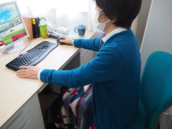 小久保園長の寒さ対策は…。
あったかひざ掛けと電子カイロでした！