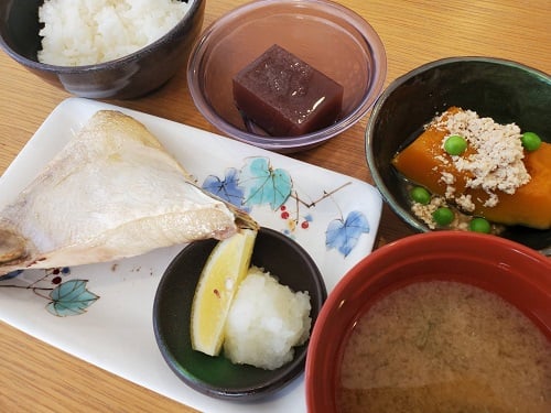 ◆ぶりのカマ塩焼き・味噌汁（しめじ、大葉）・ご飯