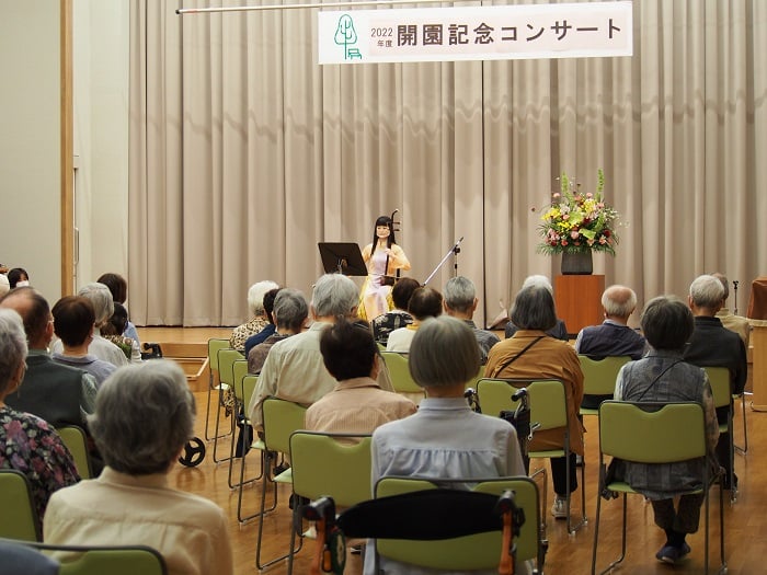 ご入居者の皆様は、二胡の音色にうっとりとしています♬