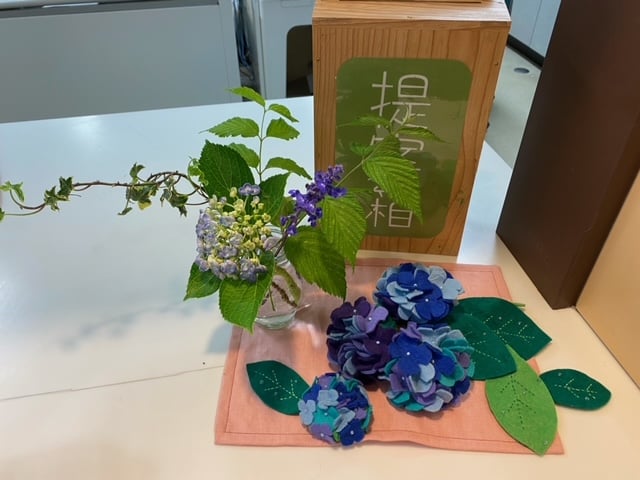 横浜エデンの園の手芸職人健在です。
今回のあじさいは数年前の作品だそう…。
魅力は色あせていません。