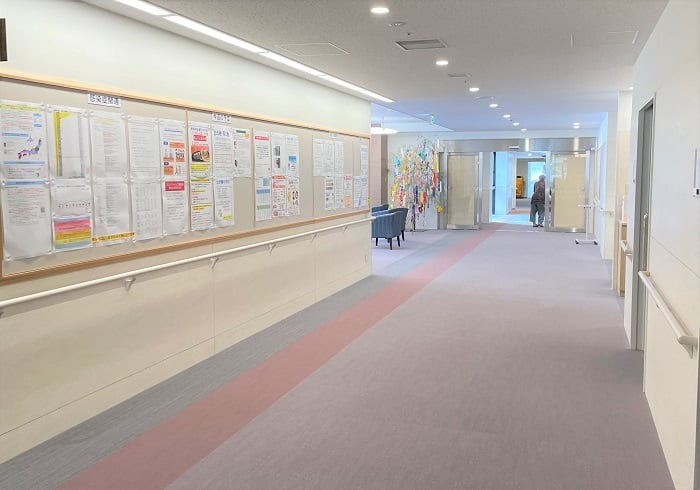 多くのご入居者が行きかう場所に設置しました。