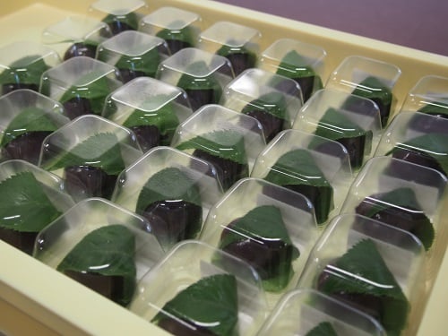 時節のお菓子「葛桜」は涼し気で口当たりが良いです♬いくつでも食べられそう！