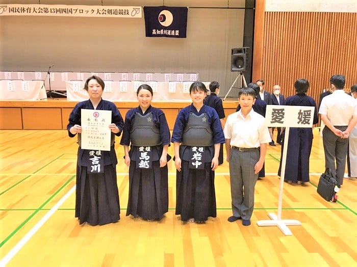 愛媛女子監督と成年女子メンバー